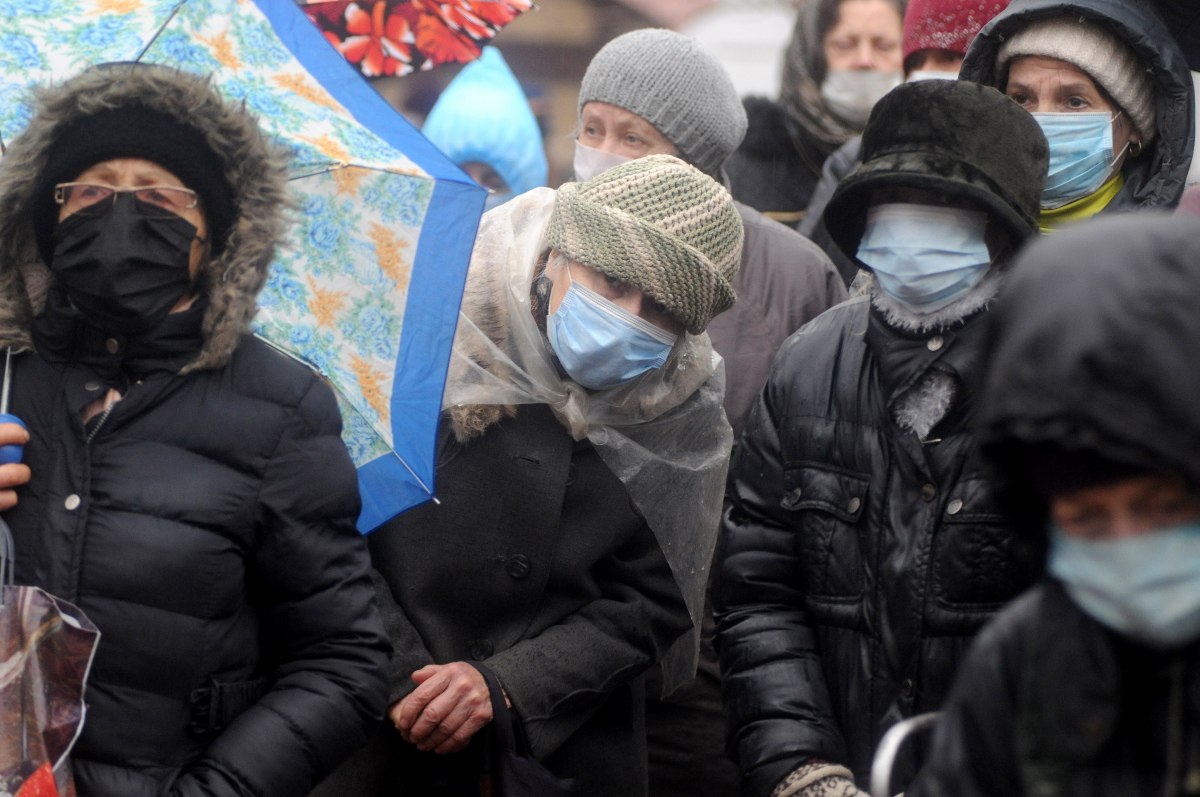 В "красных зонах" людям запретили ходить по улицам без масок
