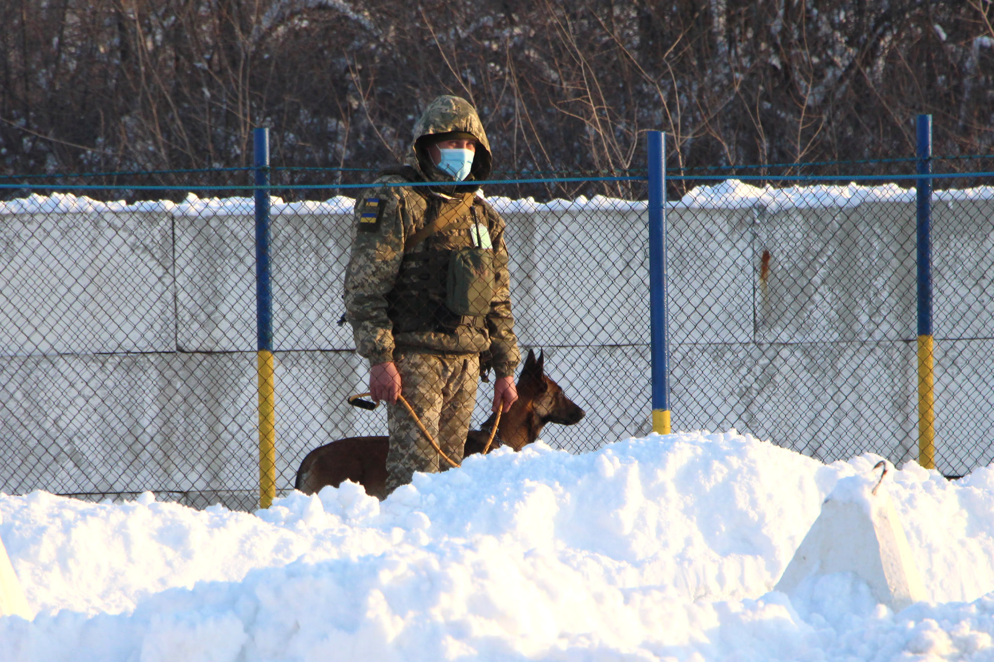 Під Золотим вороги поранили українського військового 