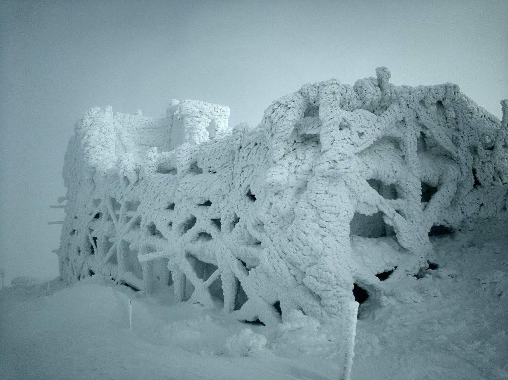Морози та заметіль: рятувальники про погоду у Карпатах - фото