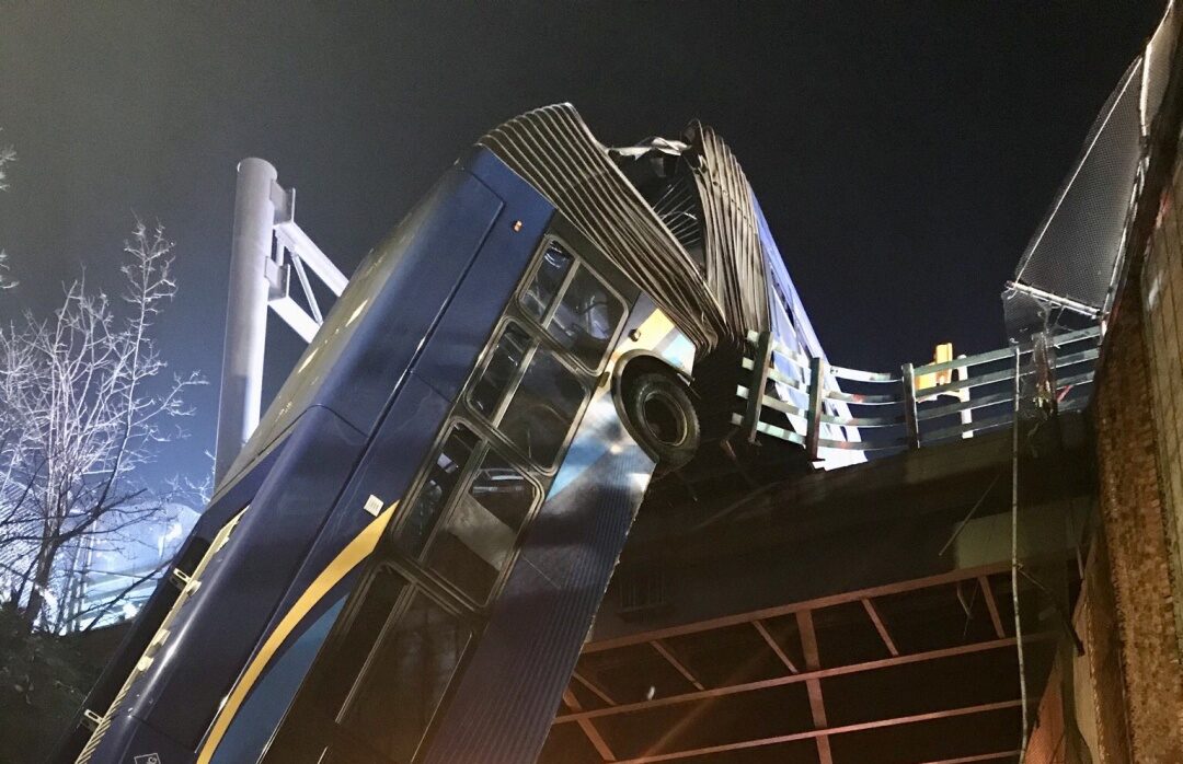 У Нью-Йорку автобус вилетів з дороги та переламався навпіл