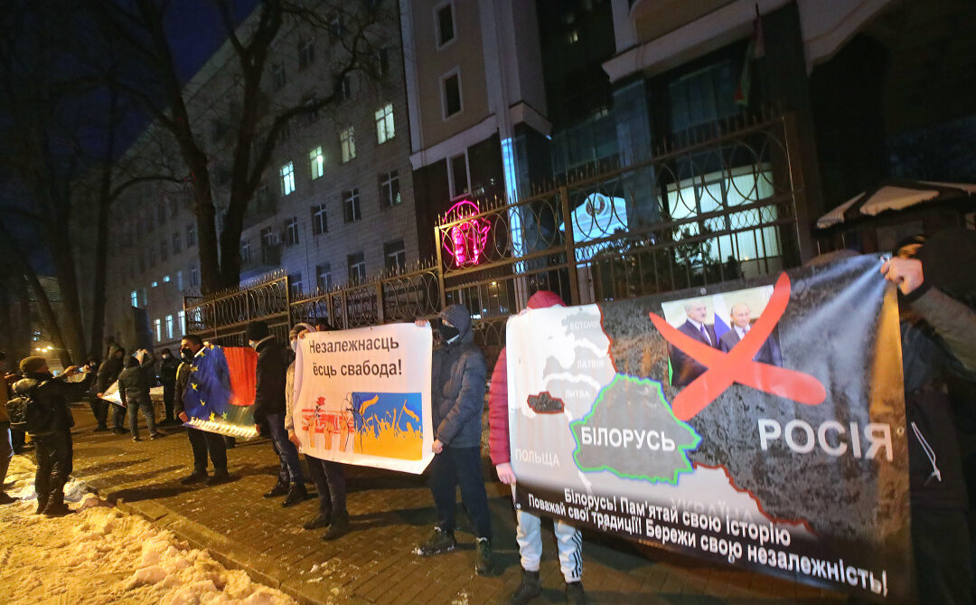 В Киеве украинцы провели акцию солидарности с белорусами