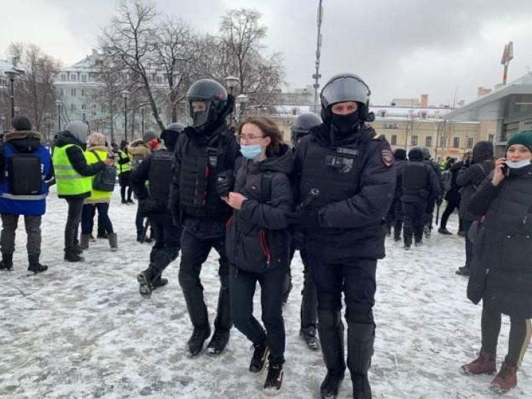 У Росії поліція жорстоко затримує учасників акцій на підтримку Навального – відео
