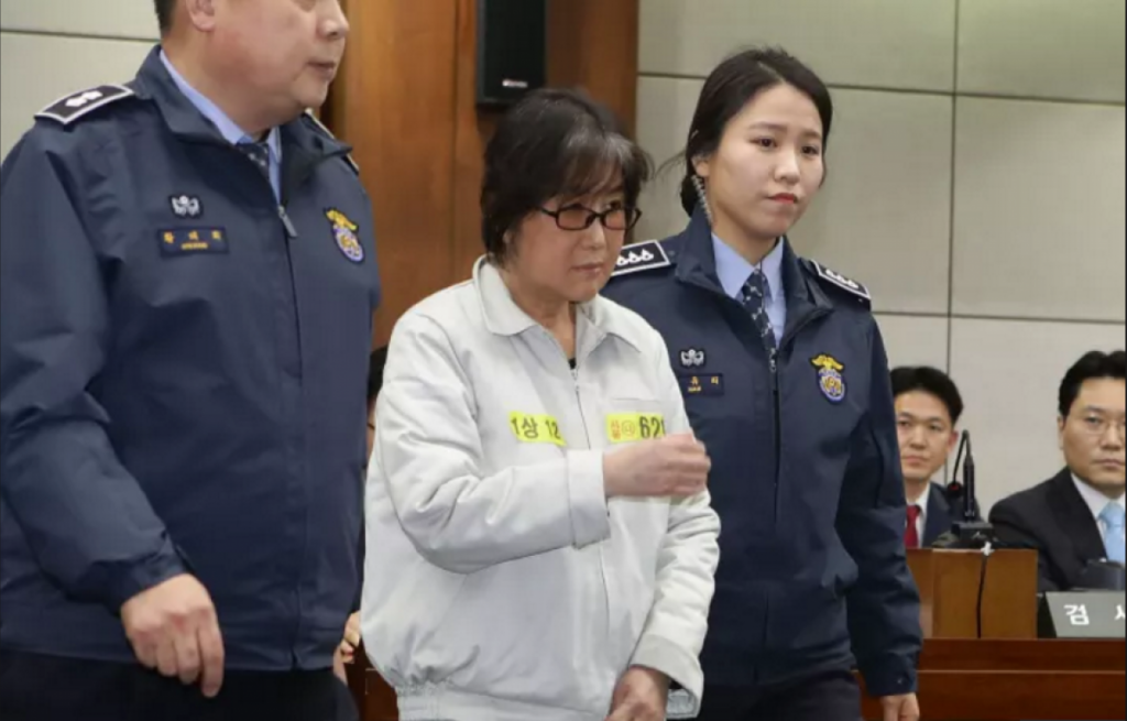 Экс-президента Южной Кореи осудили за коррупцию на 20 лет