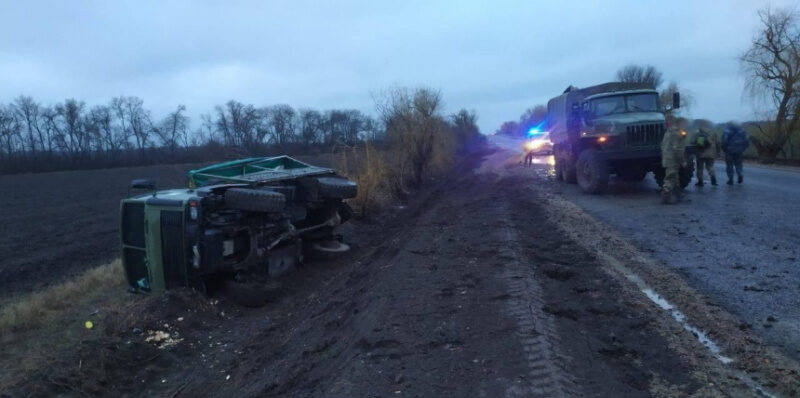 У Миколаївській області перекинулась вантажівка: двоє постраждалих