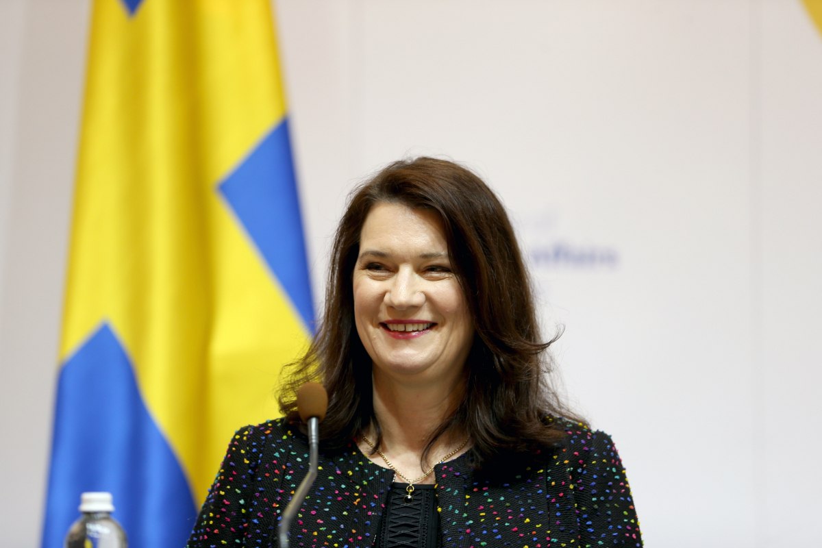 Председатель ОБСЕ посетила пункт пропуска "Золотое" на Донбассе