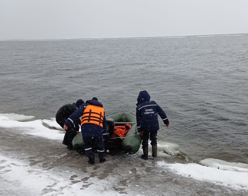 Врятували чоловіка, який дрейфував на крижині - відео