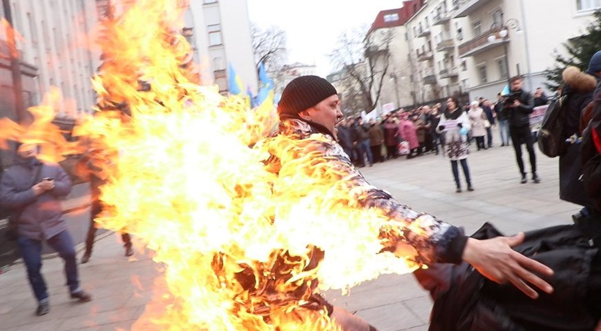В Минске мужчина совершил самосожжение возле Дома правительства - видео