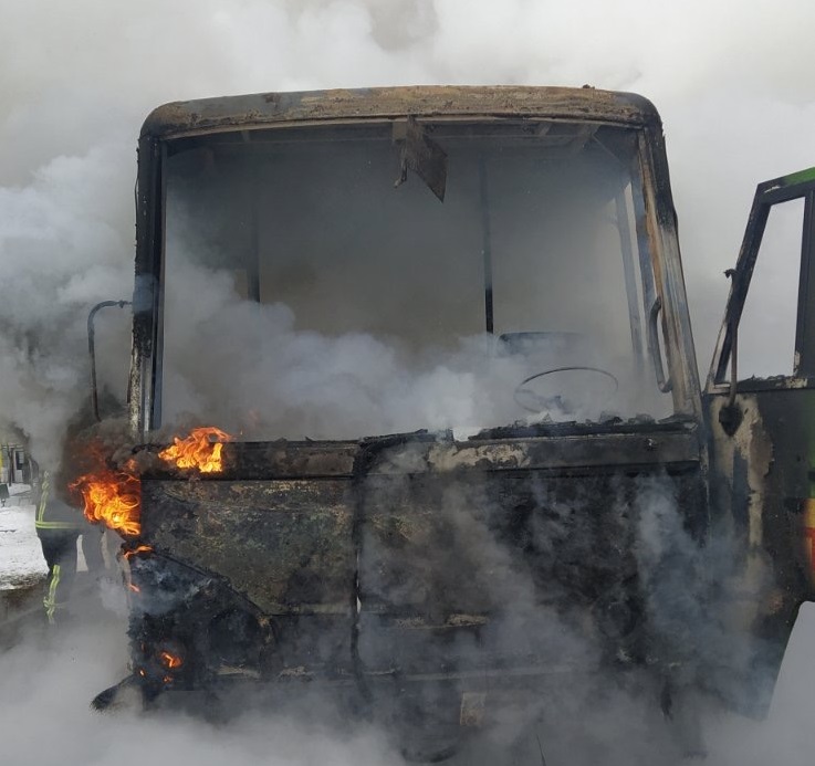 В Харькове прямо на остановке полностью выгорела маршрутка