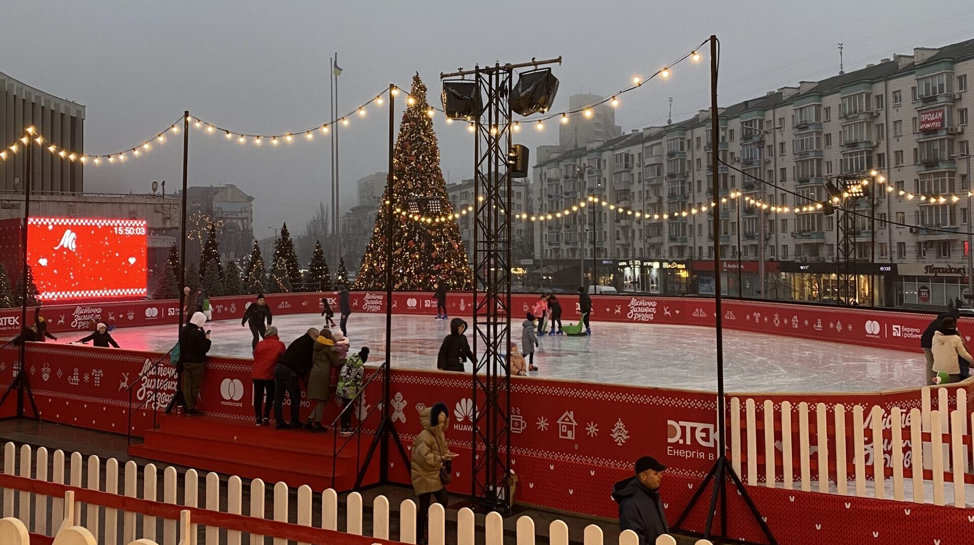В Киеве новогодние локации прекращают работу