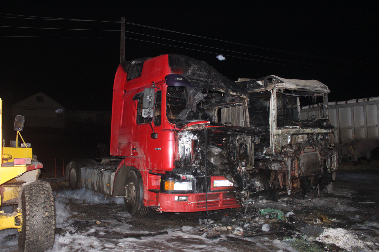 Чуть не сожгли автопарк: в новогоднюю ночь в Хмельницкой области горели грузовики - видео