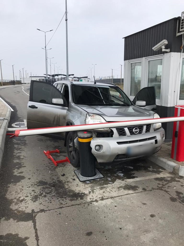 Водитель на внедорожнике прорывался в Крым и разбил машину