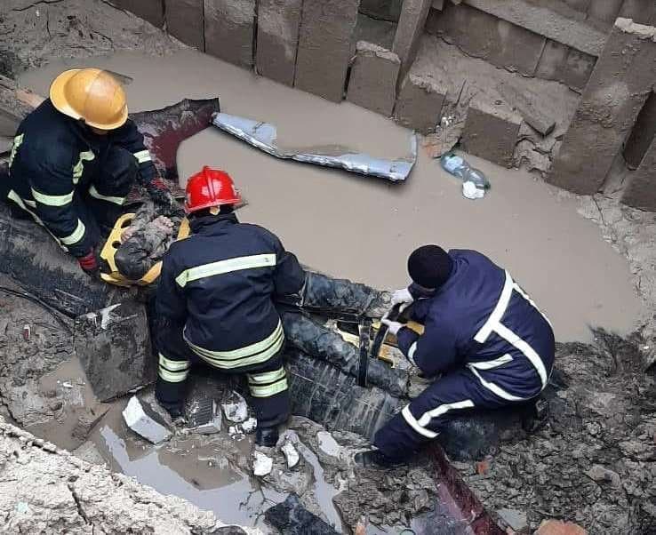 У Луцьку чоловік впав у 5-метровий котлован та вижив - відео