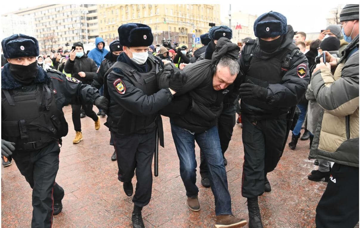 На мітингу в Росії тривають жорстокі затримання та бійки