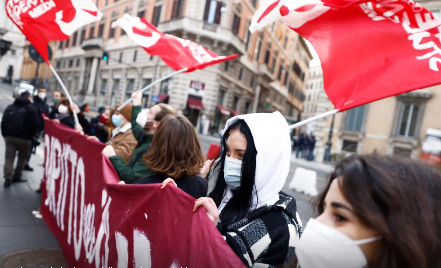 В Риме студенты требуют открыть образовательные учреждения