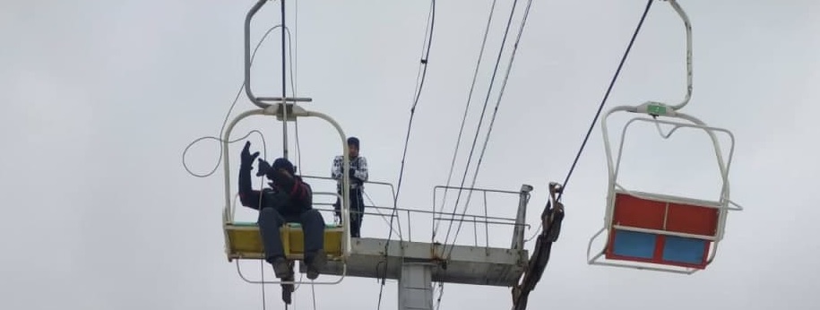 На горі Захар Беркут 14 людей застрягли на канатній дорозі  - фото