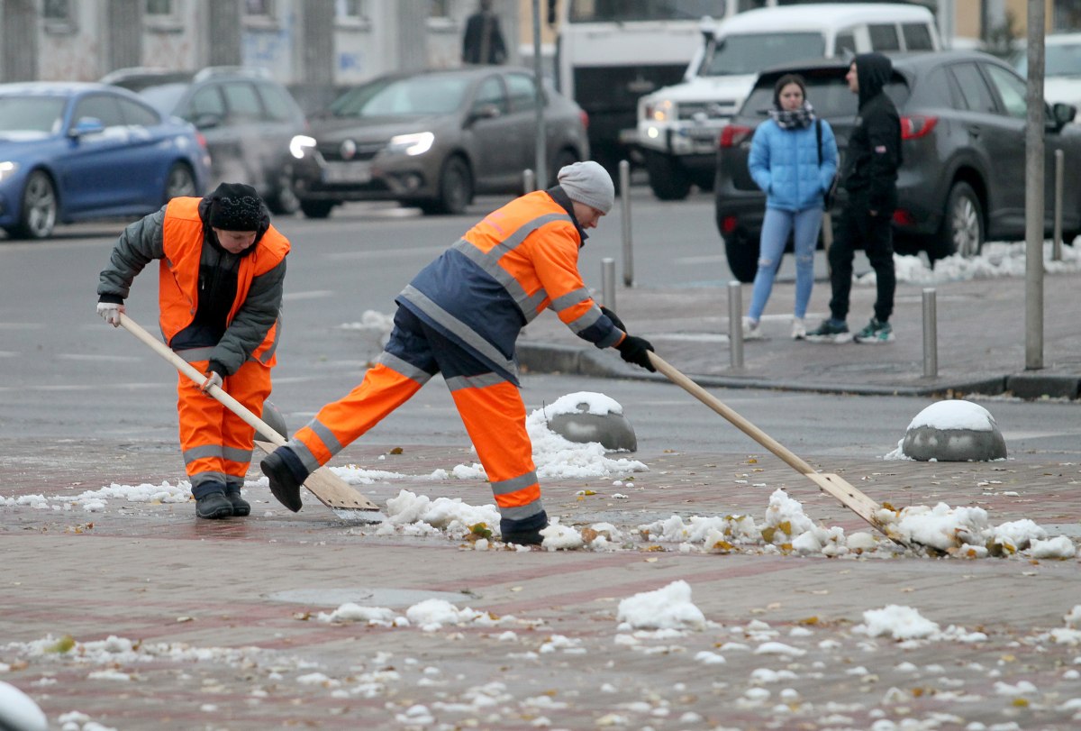 Из-за снегопадов в Украине на дорогах работают почти 1500 рабочих