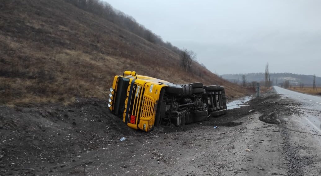 В Луганской области перевернулся грузовик с тоннами мазута