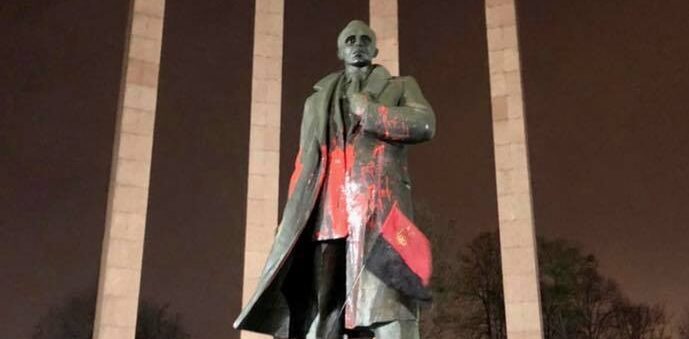 У Львові вандали облили фарбою пам'ятник Бандері