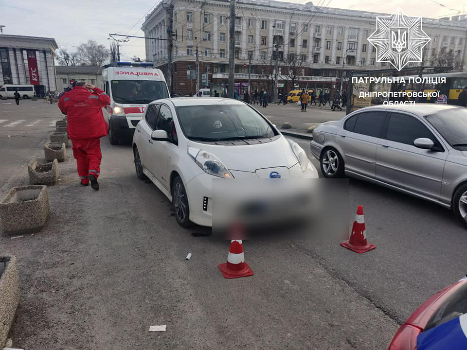Водитель в Днепре зажал руку патрульного и заставил бежать за авто - видео