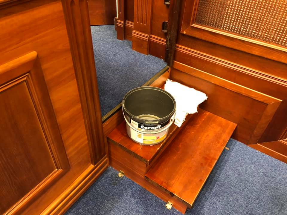 Тече дах: у Київраді протікає стеля у сесійному залі - фото