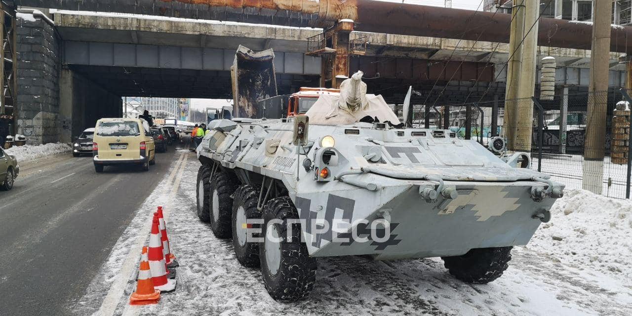 Грузовик протаранил мост в Киеве, вызвали БТР - фото