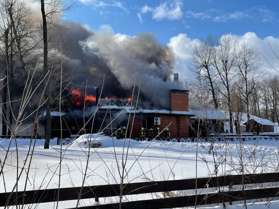 У Києві палало кафе у парку "Дружби народів" - відео