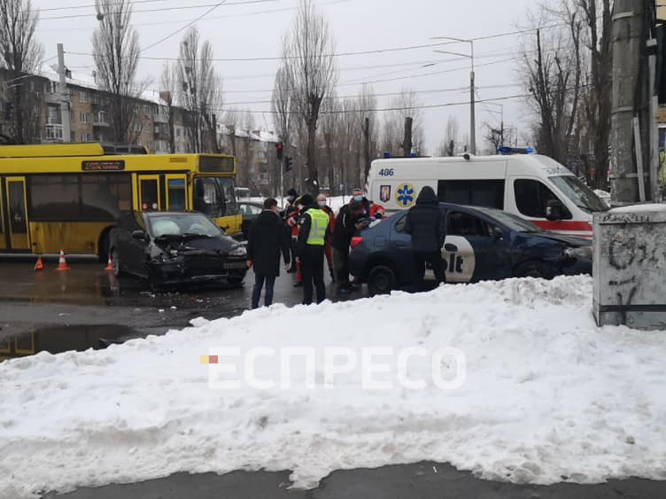В Киеве такси протаранило машину, в которой был ребенок - фото
