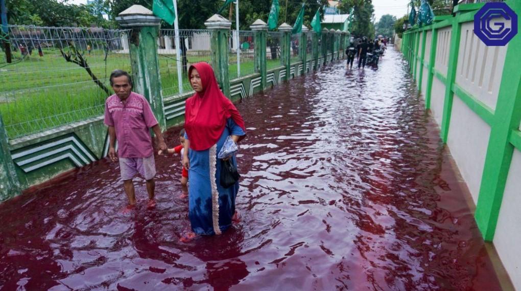Селище в Індонезії затопило водою червоного кольору - відео