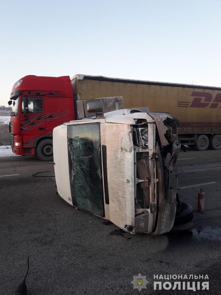 На Харківщині маршрутка з пасажирами наїхала на відбійник і перекинулася