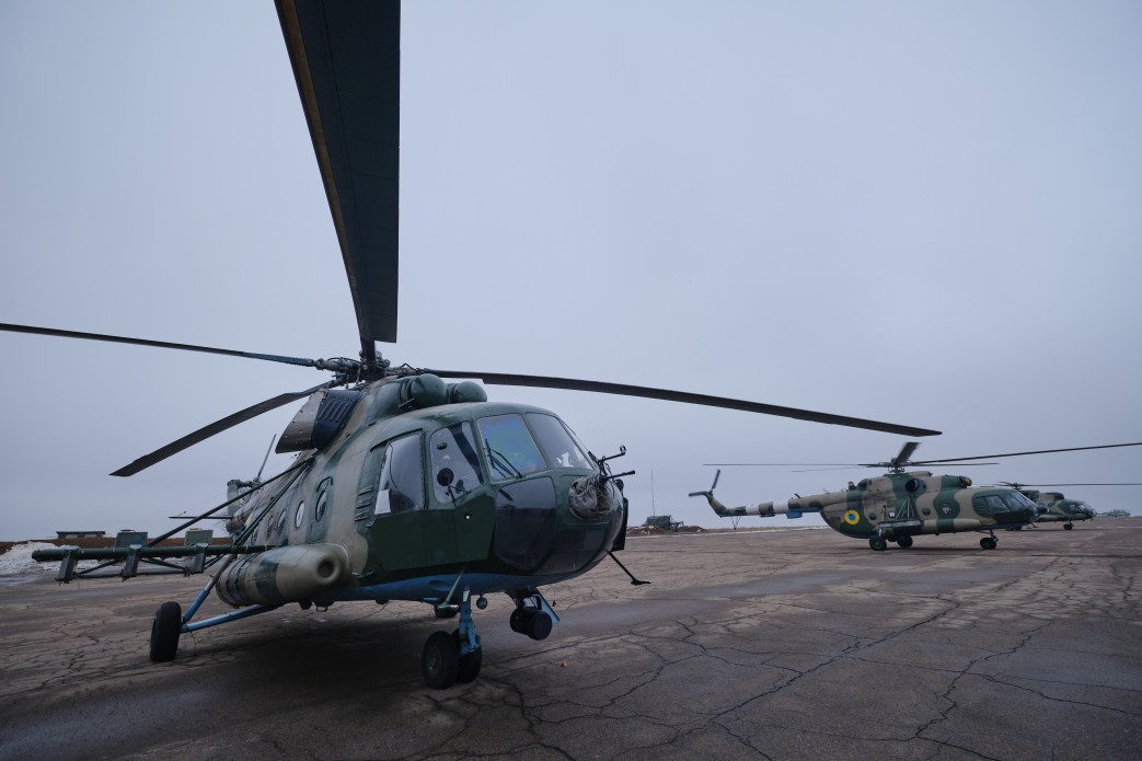 Доставляли зброю та боєприпаси: з'явилось відео польотів авіації ЗСУ на "Азовсталь"