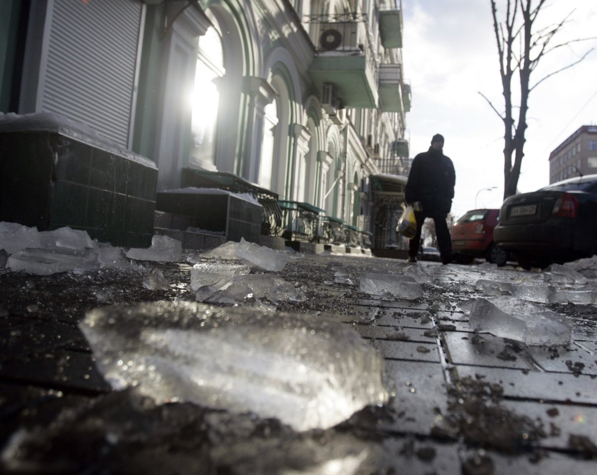 Обережно, лід: двоє киян отримали травми голови через бурульки