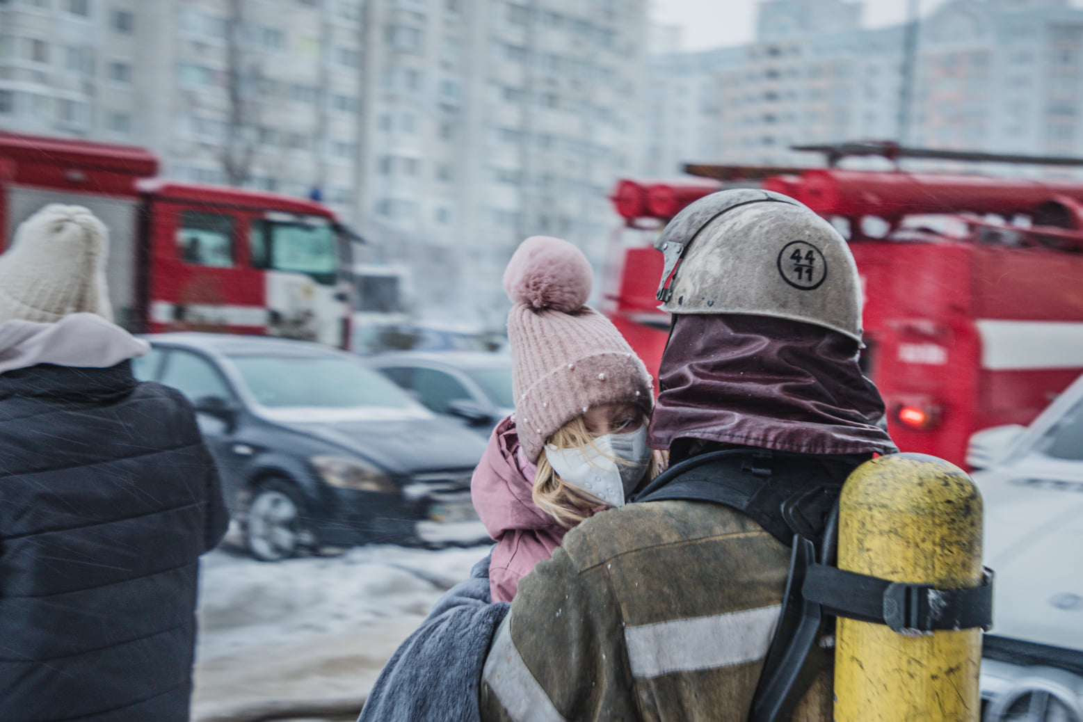 Пожежник виносить дівчинку