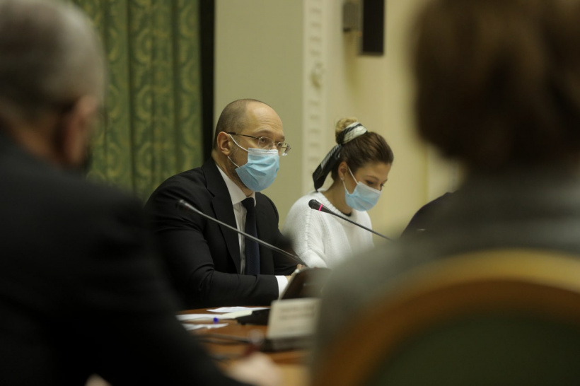 Вакцинація в Україні не розпочалась через дефіцит вакцин - Шмигаль