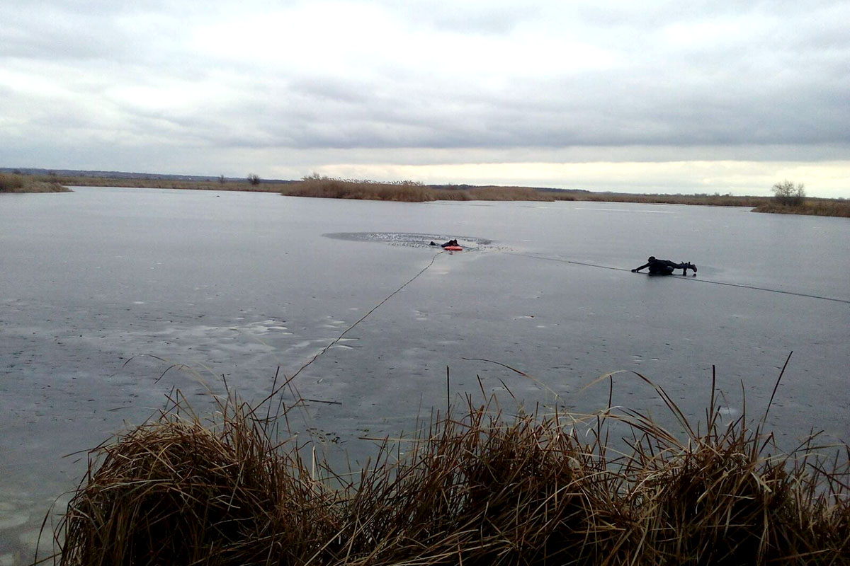 У Черкаській області авто з'їхало у ставок: загинули три людини