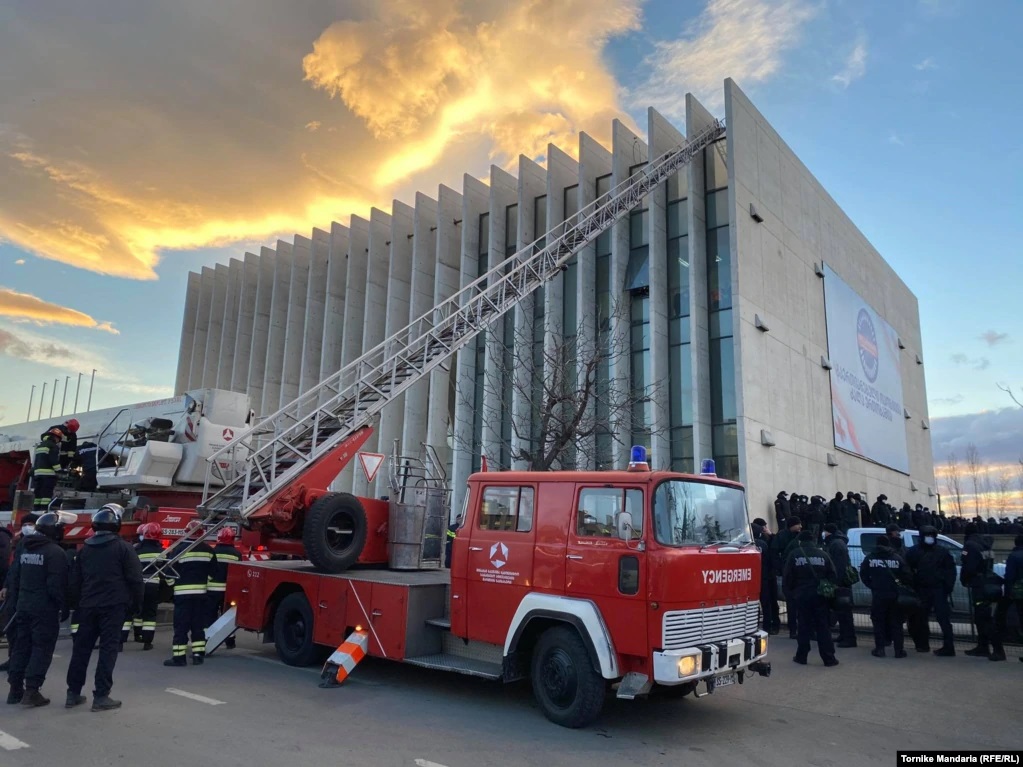 В Грузии задержали лидера оппозиции, штурмом взяв его офис - видео