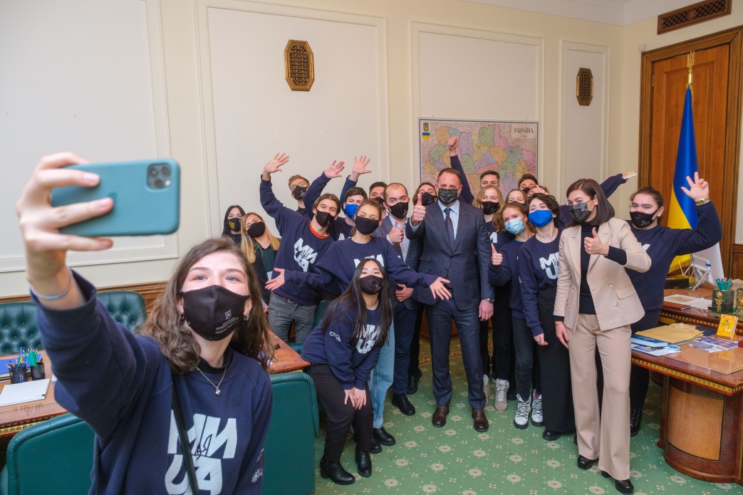 Ермак провел для студентов экскурсию Офисом президента - фото