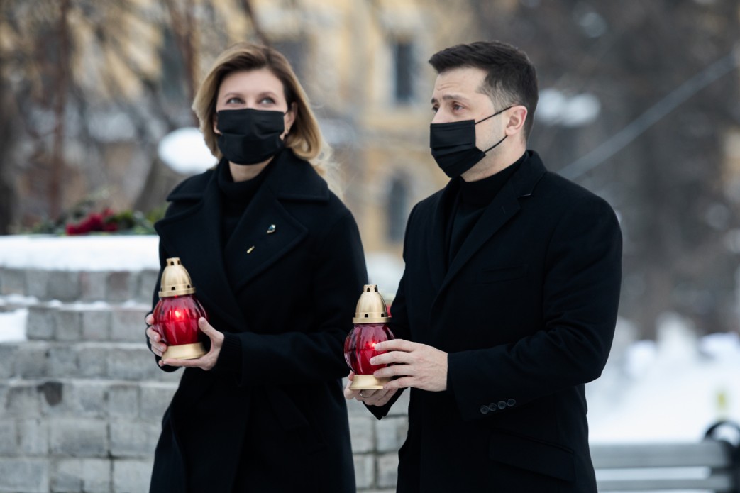 Президент Зеленський з дружиною вшанували подвиг Героїв Небесної Сотні - фото