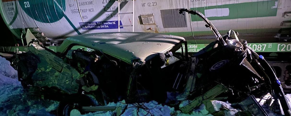 Потяг протаранив легковик на переїзді у Києві - фото