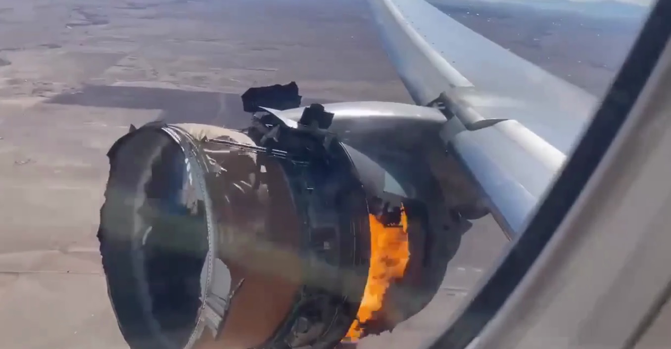У пассажирского самолета в США во время полета загорелся двигатель - видео