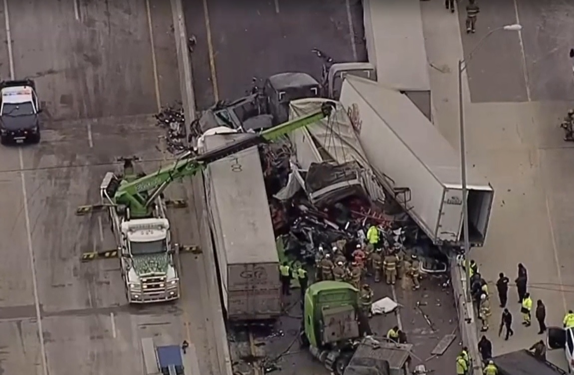 Выросло количество погибших в результате массовой автоаварии в Техасе - фото