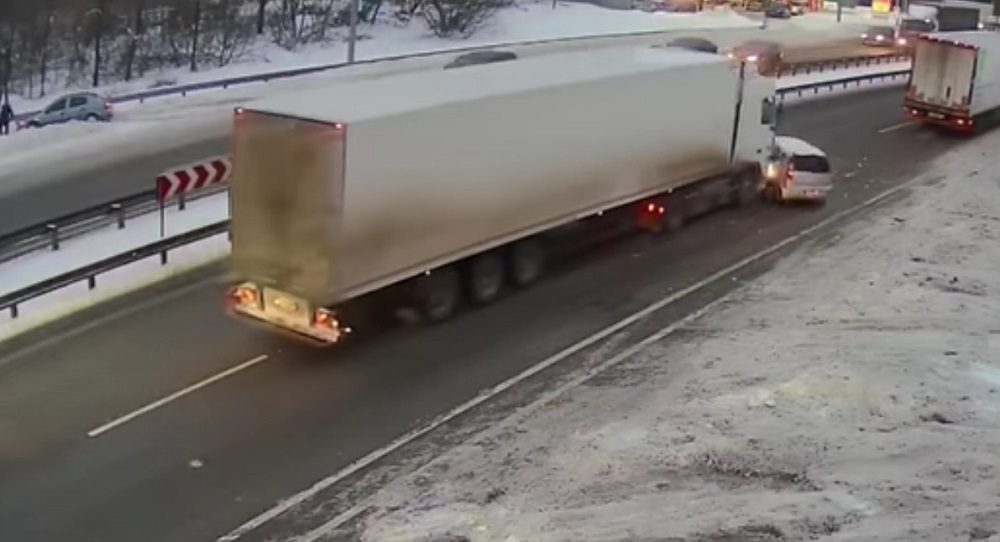 Фура снесла машину на трассе в Киеве - видео
