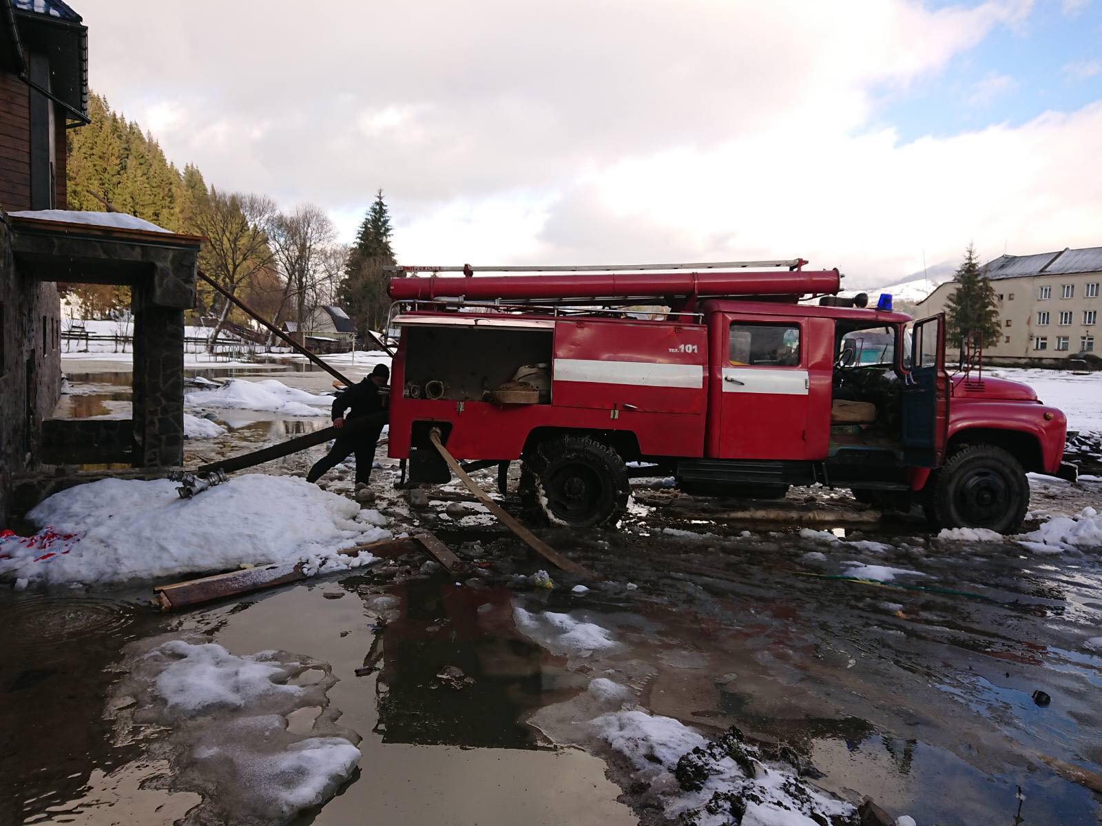 На Закарпатті дощі підтопили десятки людських обійсть
