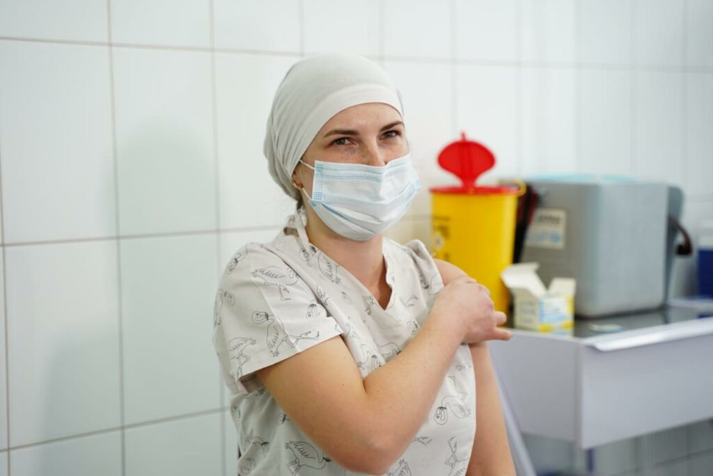 Первая вакцинированная против коронавируса в Киевской области
