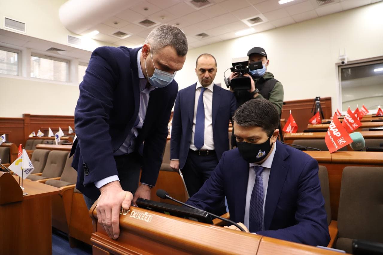 Кличко показал Разумкову, как депутатам не кнопкодавить - фото