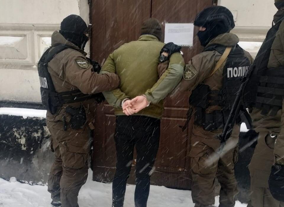 Во Львове полиция задержала двух студентов, которые облили краской памятник Бандере