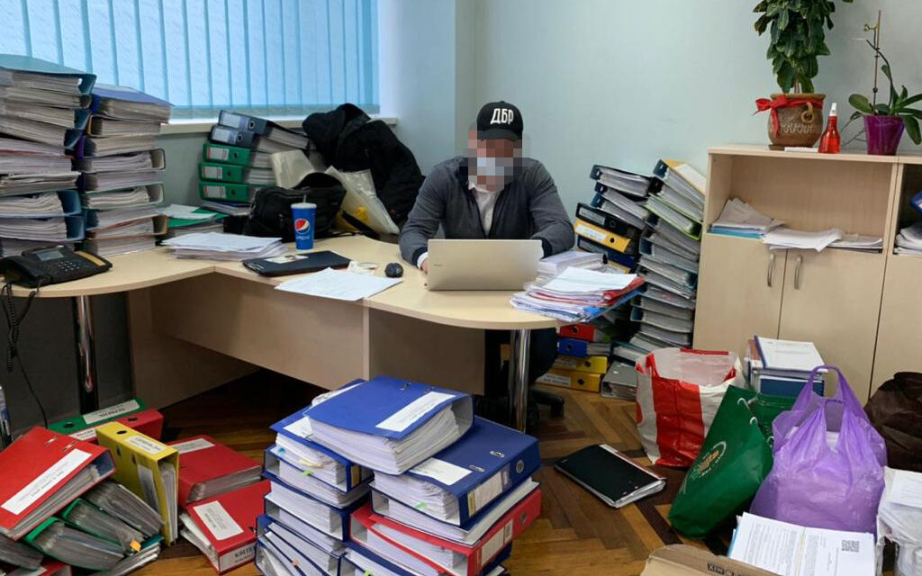 Силовики проводят обыски в областной инфекционной больнице Николаева - видео