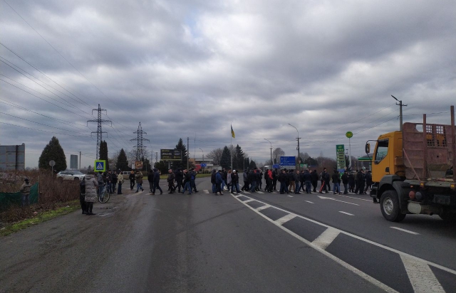 В Закарпатской области протесты: активисты перекрыли движение проезда
