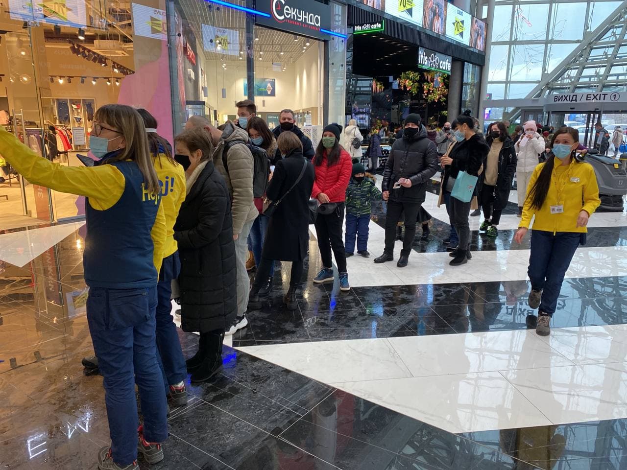 В первый день работы магазина IKEA люди часами стоят в очереди - фото