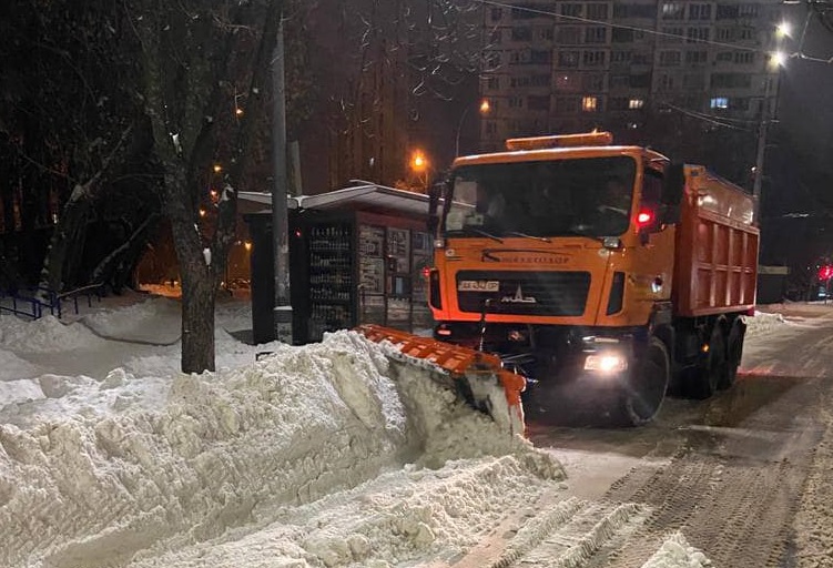 Снегопад в Киеве: киевлян просят не выезжать, а они устраивают челенджи