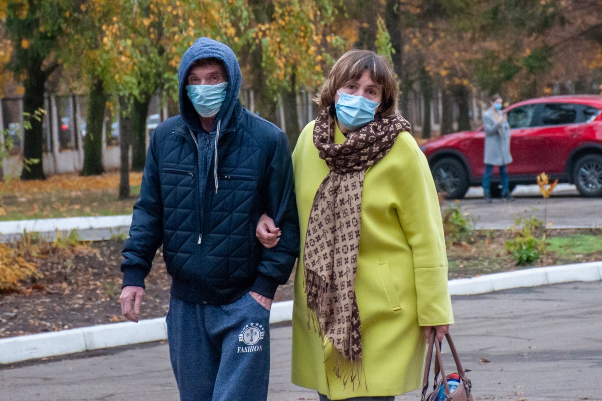 В Сумах полицейские не будут впускать людей без маски в город